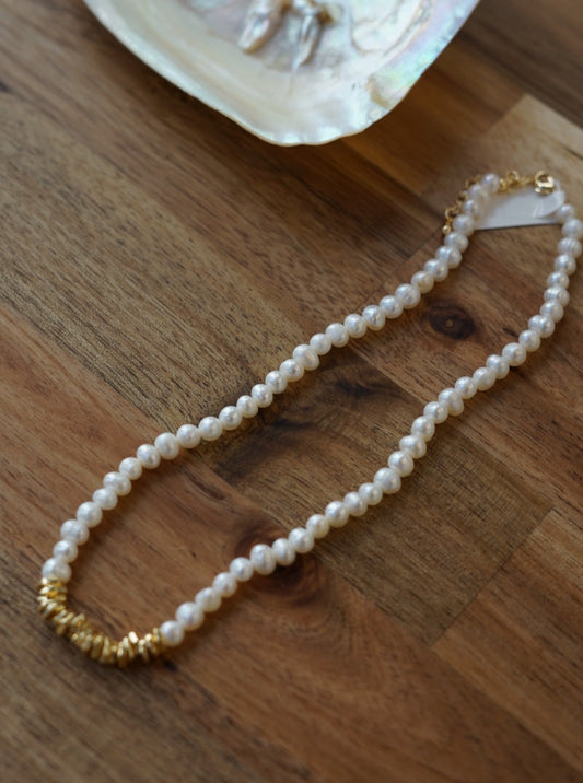 Dainty Radiance: Natural Freshwater Pearl Necklace with Small Gold-Plated Accents