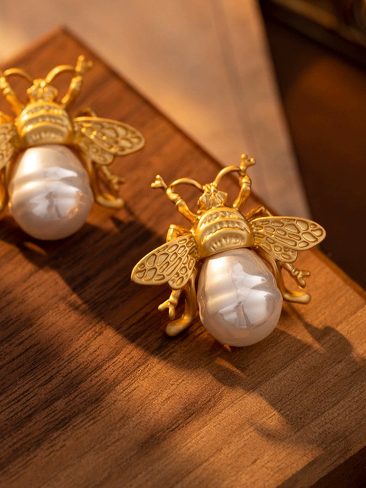 Whimsical Elegance: Vintage Bee Imitation Pearl Stud Earrings