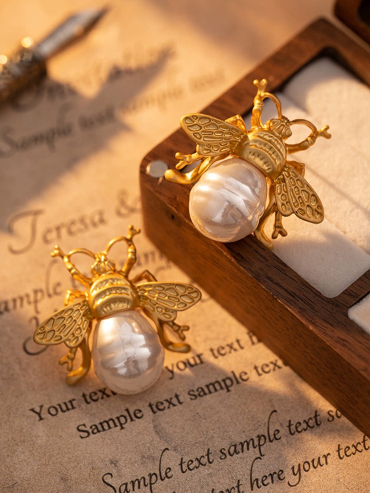 Whimsical Elegance: Vintage Bee Imitation Pearl Stud Earrings